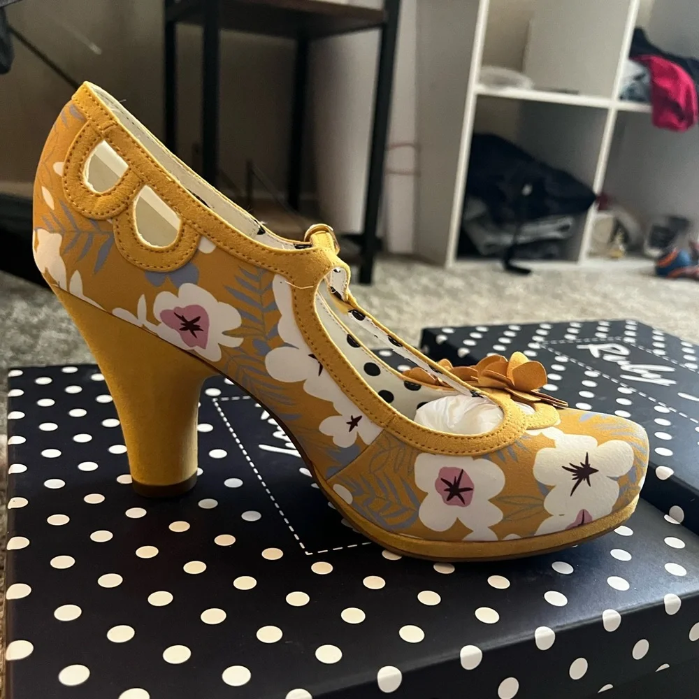 Yellow Ruby Shoo Set - Picture 3 of 4